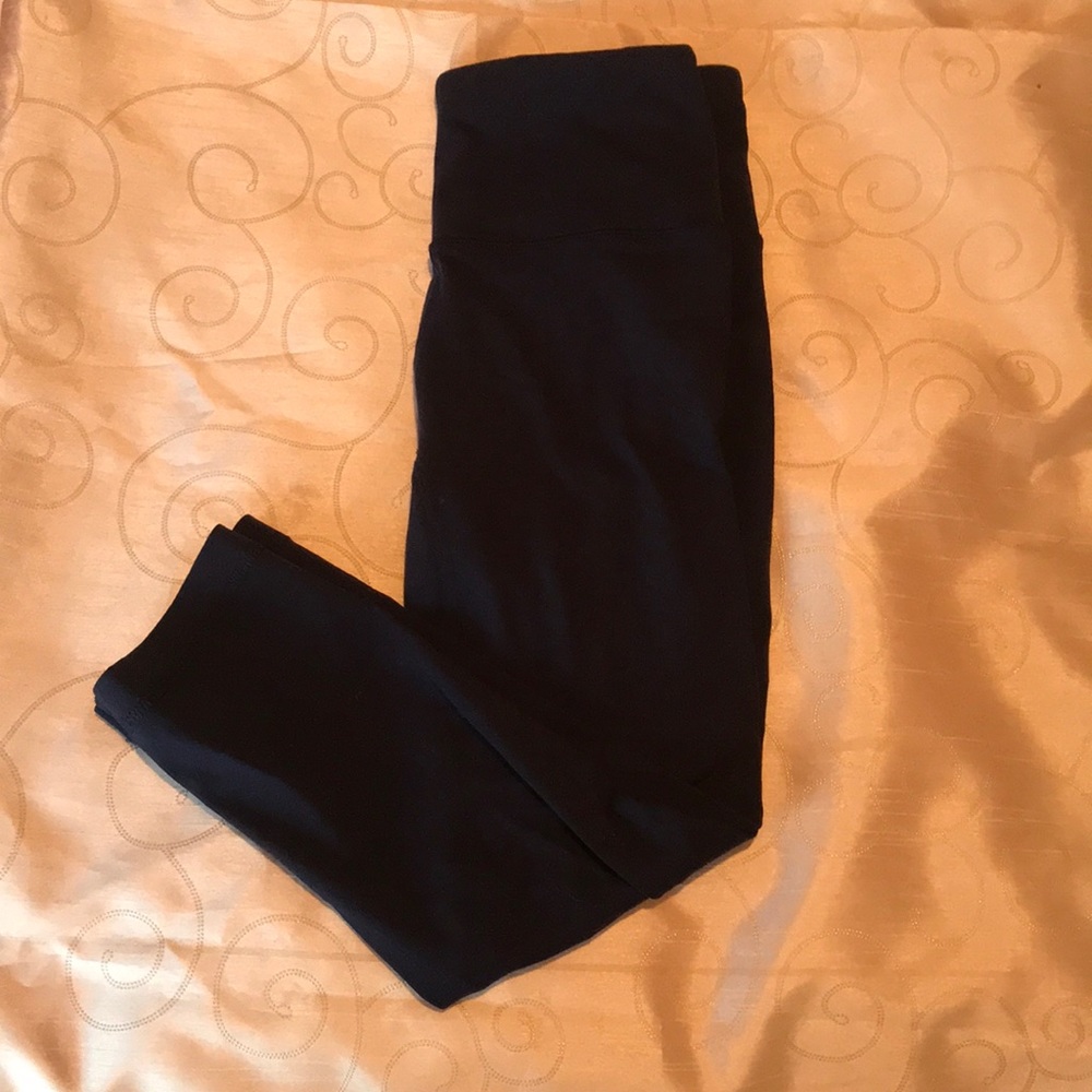Navy blue leggings.
